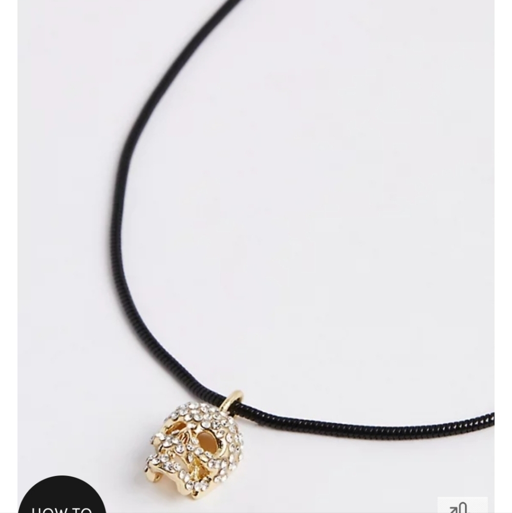 🆕️☠️RHINESTONE SKULL NECKLACE - GOLD TONE☠️